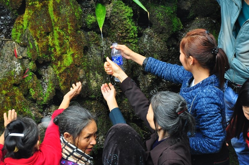 Hang ngan nguoi leo nui xin 'nuoc thanh' dip dau nam hinh anh