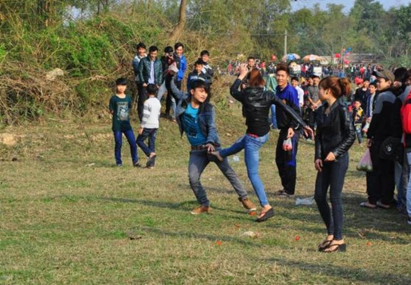 Le hoi nem ca chua bien thanh le hoi nem gach da hinh anh