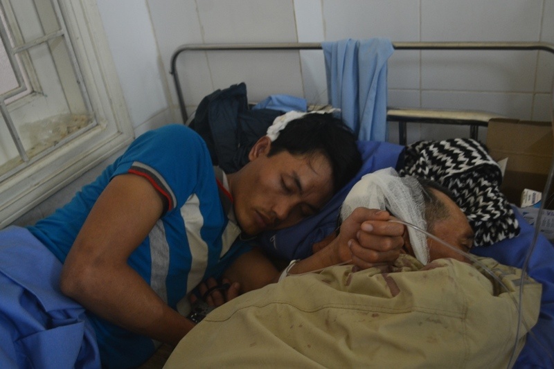 Hai bo con nhap vien sau vu xo xat voi cong an xa hinh anh