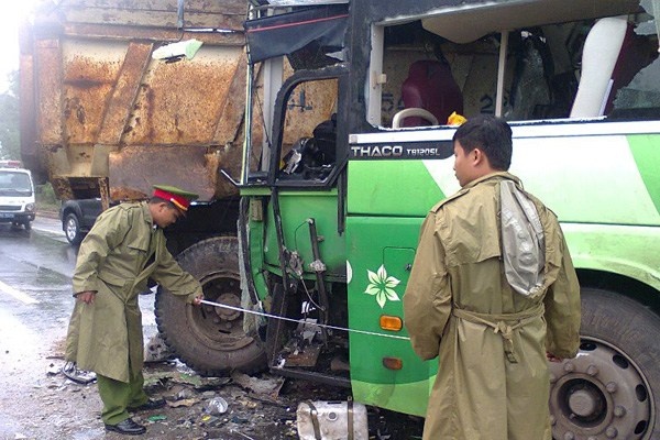 Xe khach va xe ben dam nhau, 20 nguoi thuong vong hinh anh