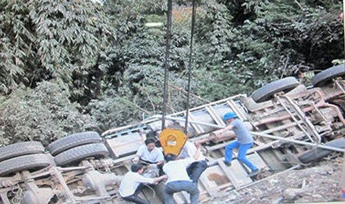 Do deo mat phanh, xe tai de chet 2 me con di xe may hinh anh