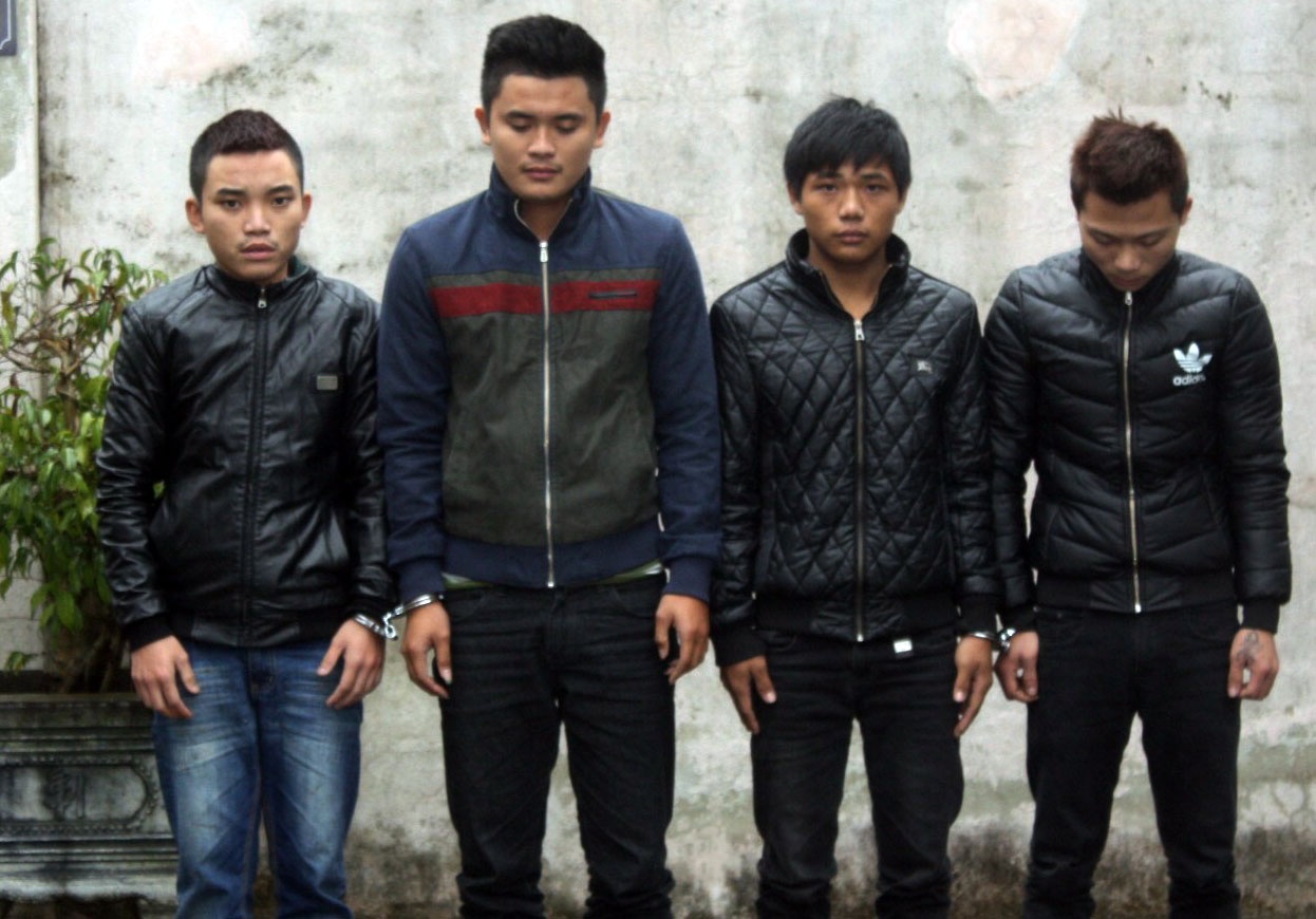 Mang thi the con trai sang nha hang xom doi den mang hinh anh