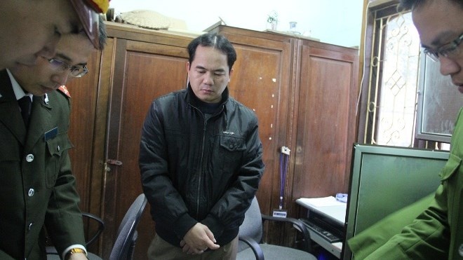 Bat giam can bo dia chinh lap ho so khong nhan tien den bu hinh anh