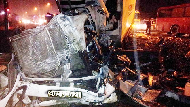 Tai nan nua dem, 2 nguoi chet, hang chuc hanh khach keu cuu hinh anh