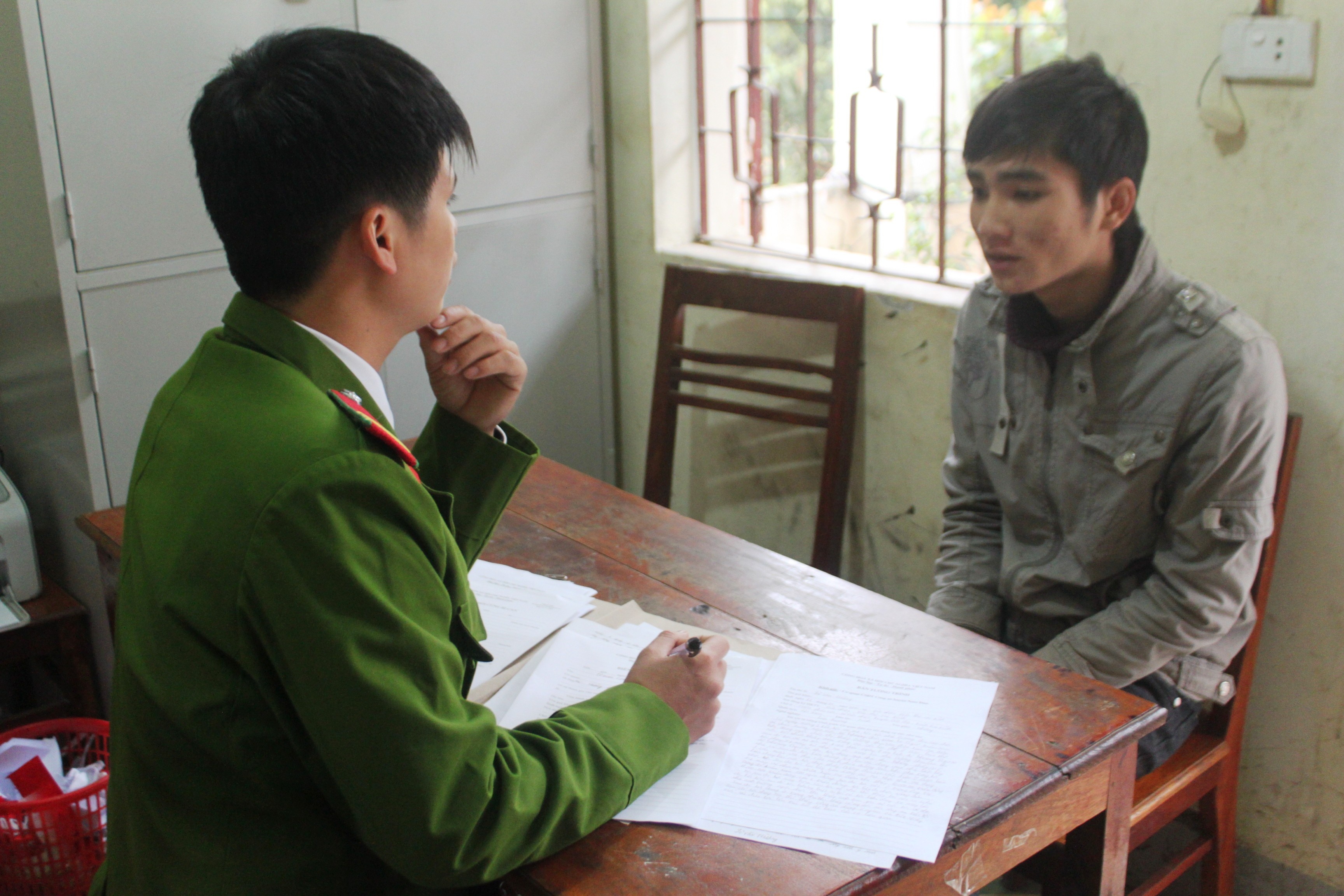 Bat giam thanh nien trom tien cua nguoi than khi di chuc Tet hinh anh