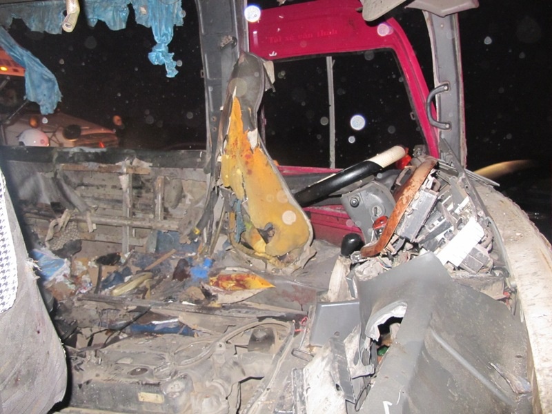 Xe khach phat no dam xe tai, 2 nguoi chet hinh anh