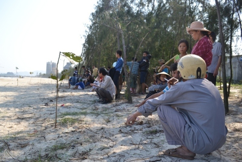 Nam thanh nien bi song bien cuon, nguoi chung kien bat luc hinh anh