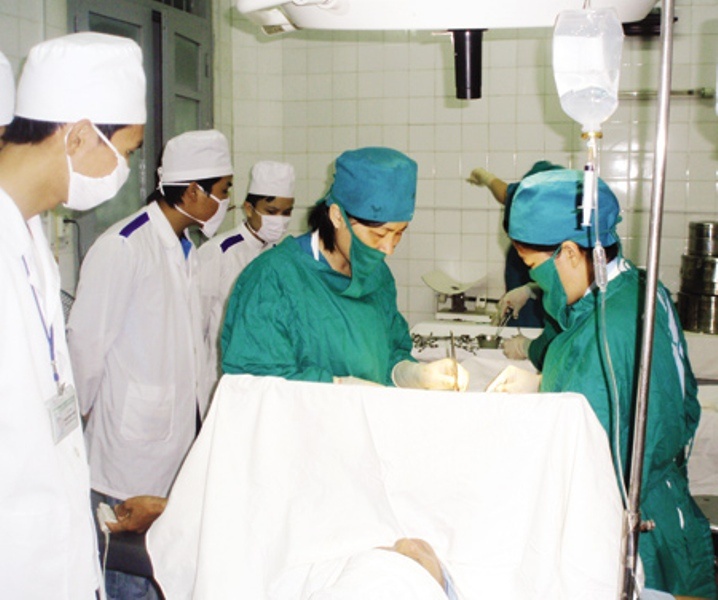 Cuu song me con san phu bi suy than nang hinh anh