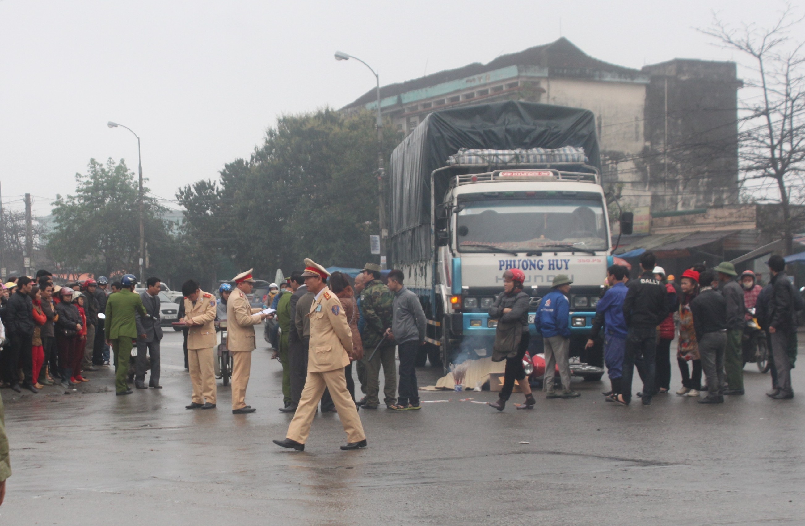 Nga xuong duong, thieu nu bi xe tai can qua dau hinh anh