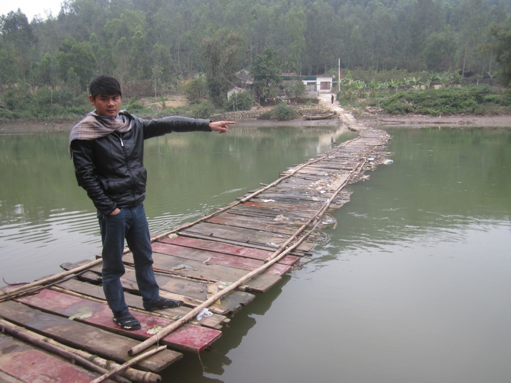 Nhap vien cap cuu vi nhay xuong song lanh cuu song tre nho hinh anh