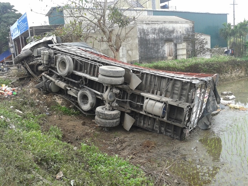 Xe tai no lop, lat ngang gan hien truong vu no xe khach hinh anh