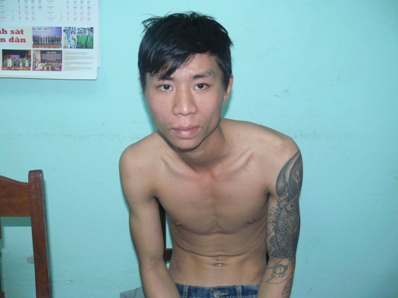 Vua ra tu, hai thanh nien ru nhau di cuop day chuyen hinh anh