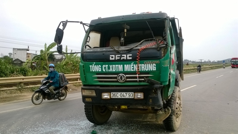 Xe giuong nam dam xe tai, hang chuc hanh khach gao thet hinh anh