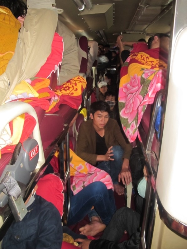 Phat nang xe giuong nam 41 cho, nhet 67 khach hinh anh