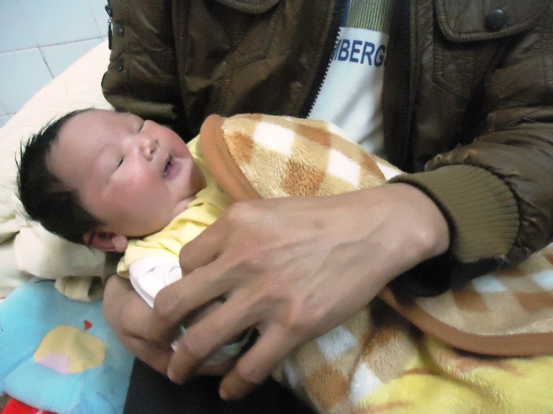 Bac si mo cuu song thai nhi nang 5,1 kg hinh anh