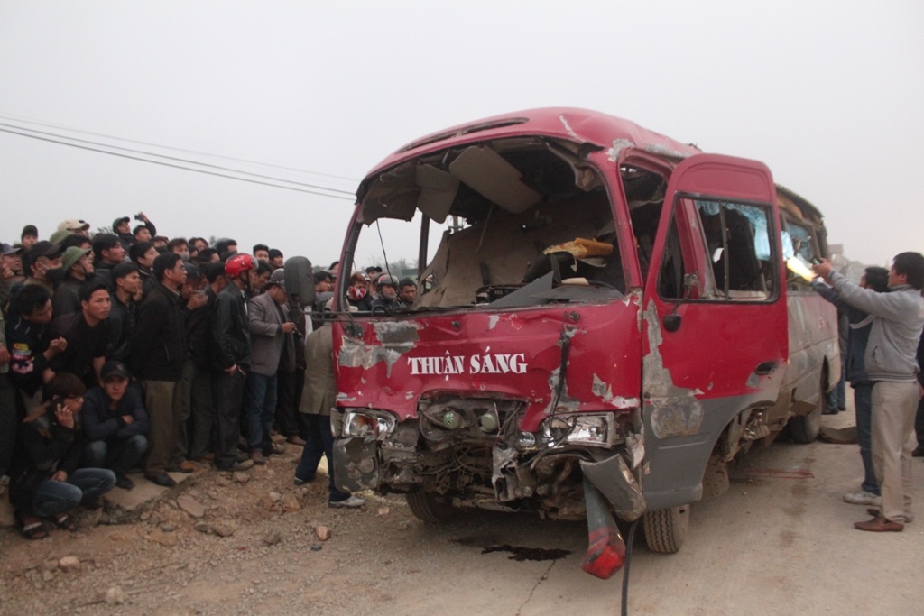 Xe khach phat no lam 2 nguoi chet la xe chay chui hinh anh