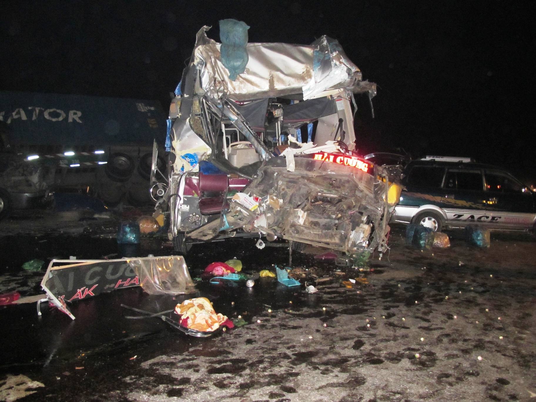 'Thay xe container chay phia truoc ma tai xe van dam vao' hinh anh