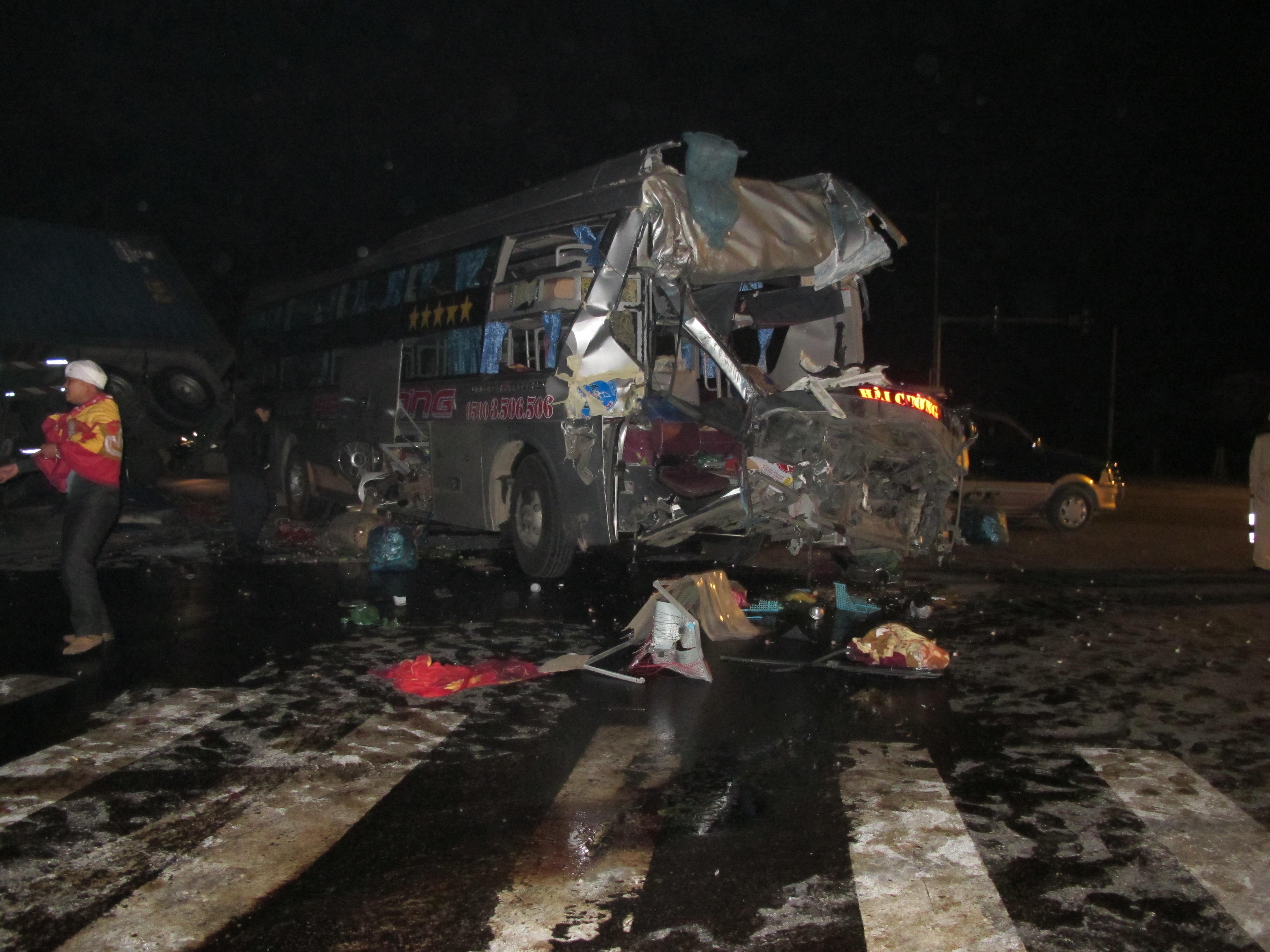 Hang chuc nguoi la het tren xe khach trong dem hinh anh