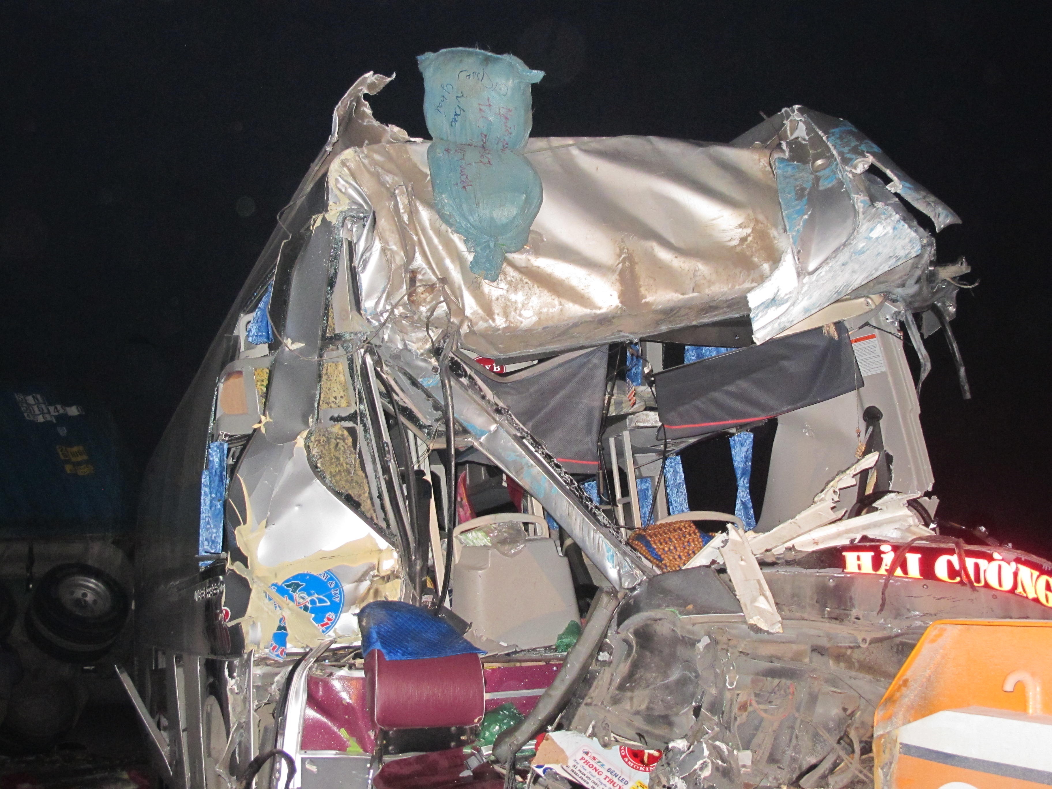 Video xe khach dam xe container hinh anh