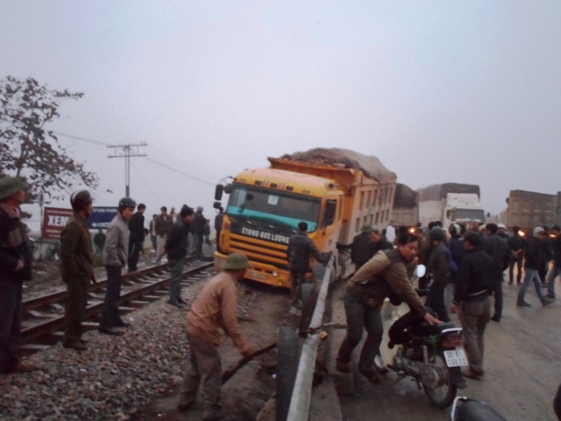 Hai xe tai tong nhau, quoc lo 1A ach tac nhieu gio hinh anh