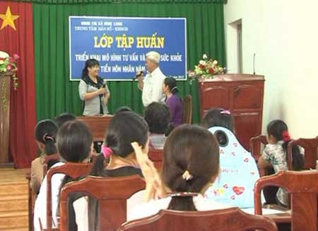 Lai nong viec ha tuoi ket hon, hon nhan dong gioi hinh anh