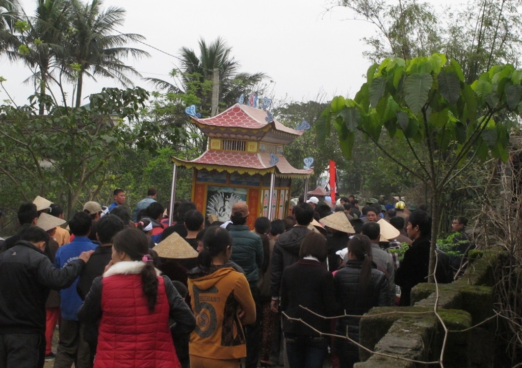 Hang tram nguoi tien dua chang trai tu thieu sau loi xin loi hinh anh