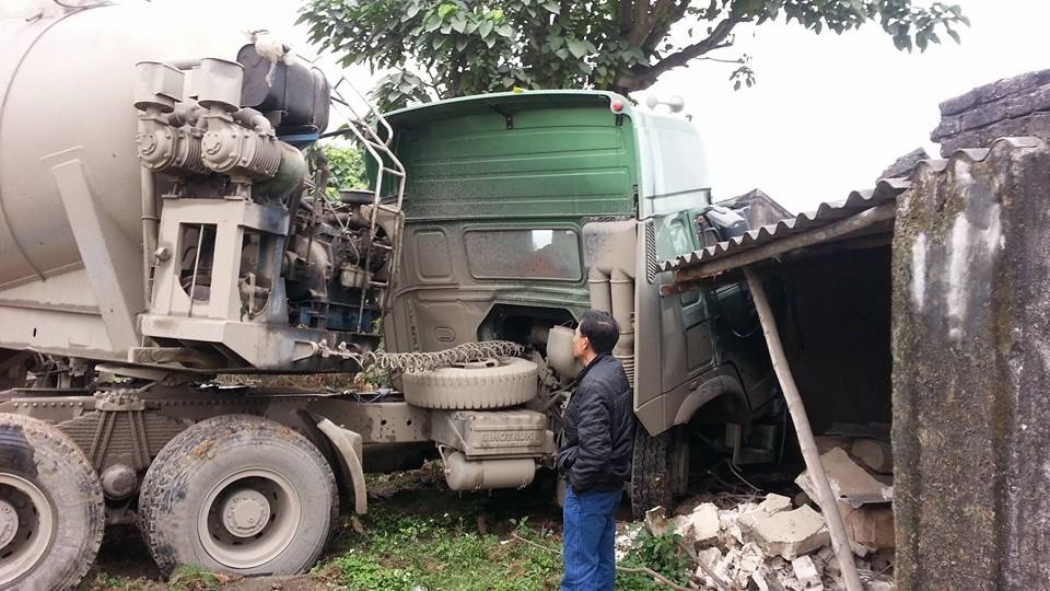 Xe container doi dau xe tai roi dam sap nha dan hinh anh