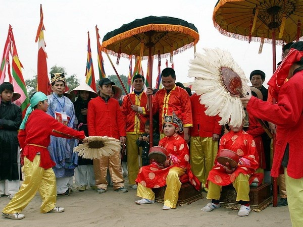 'Truc xuat' ngua sat cao 3m khoi den Phu Dong hinh anh