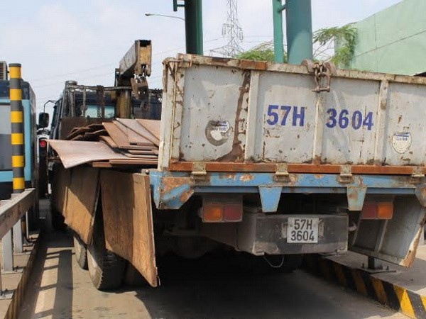 Xe tai dam sap goc tram thu phi An Suong hinh anh