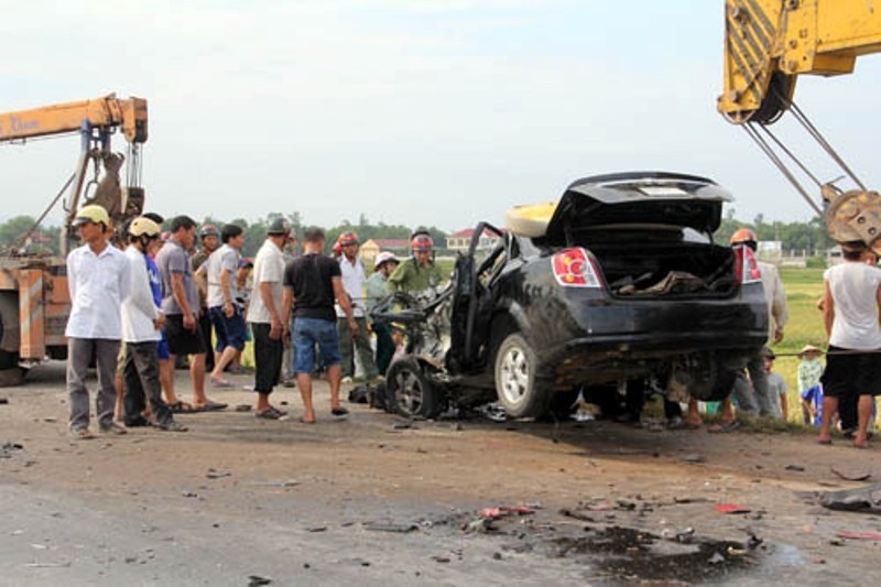 Tau hoa tong xe o to vang 30m, giam doc ngan hang nguy kich hinh anh