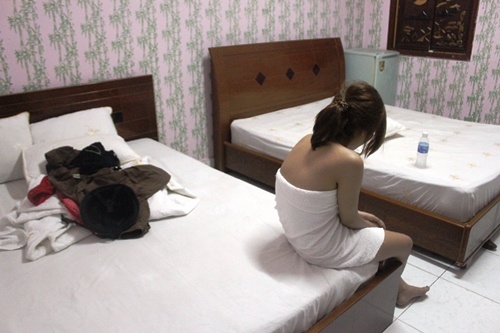 Bat qua tang Pho bi thu xa nam voi vo nguoi khac hinh anh