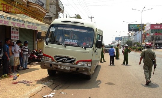 Xe khach dua nhau tong chet nu can bo Cuc Thong ke hinh anh