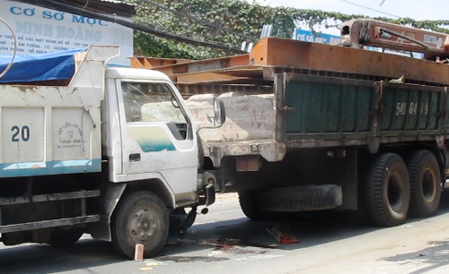 Nguoi dan ong chet tham vi bi ep chat giua hai o to hinh anh