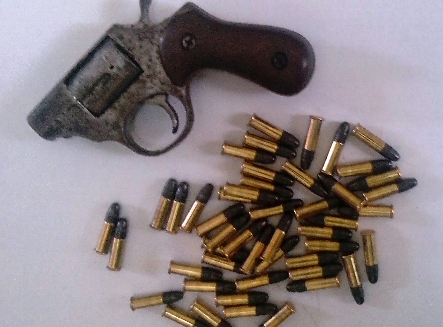 Vay bat nguoi dan ong dung sung de doa doi thu hinh anh