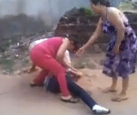6 chi em, me con keo nhau di danh ghen tap the hinh anh