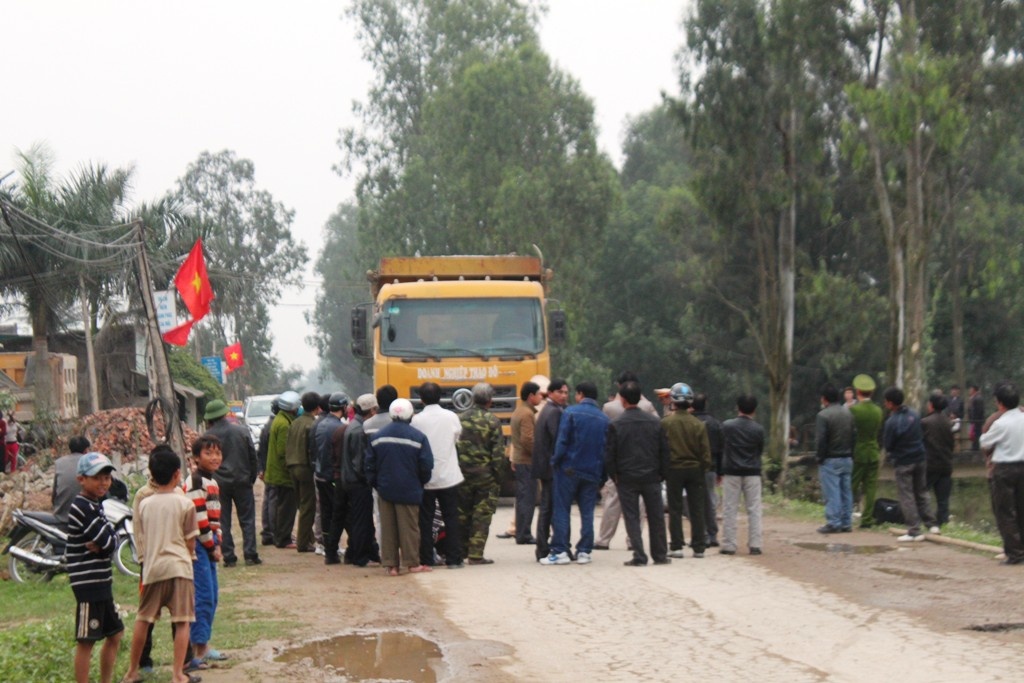 Trung uy cong an tu nan duoi banh xe tai hinh anh