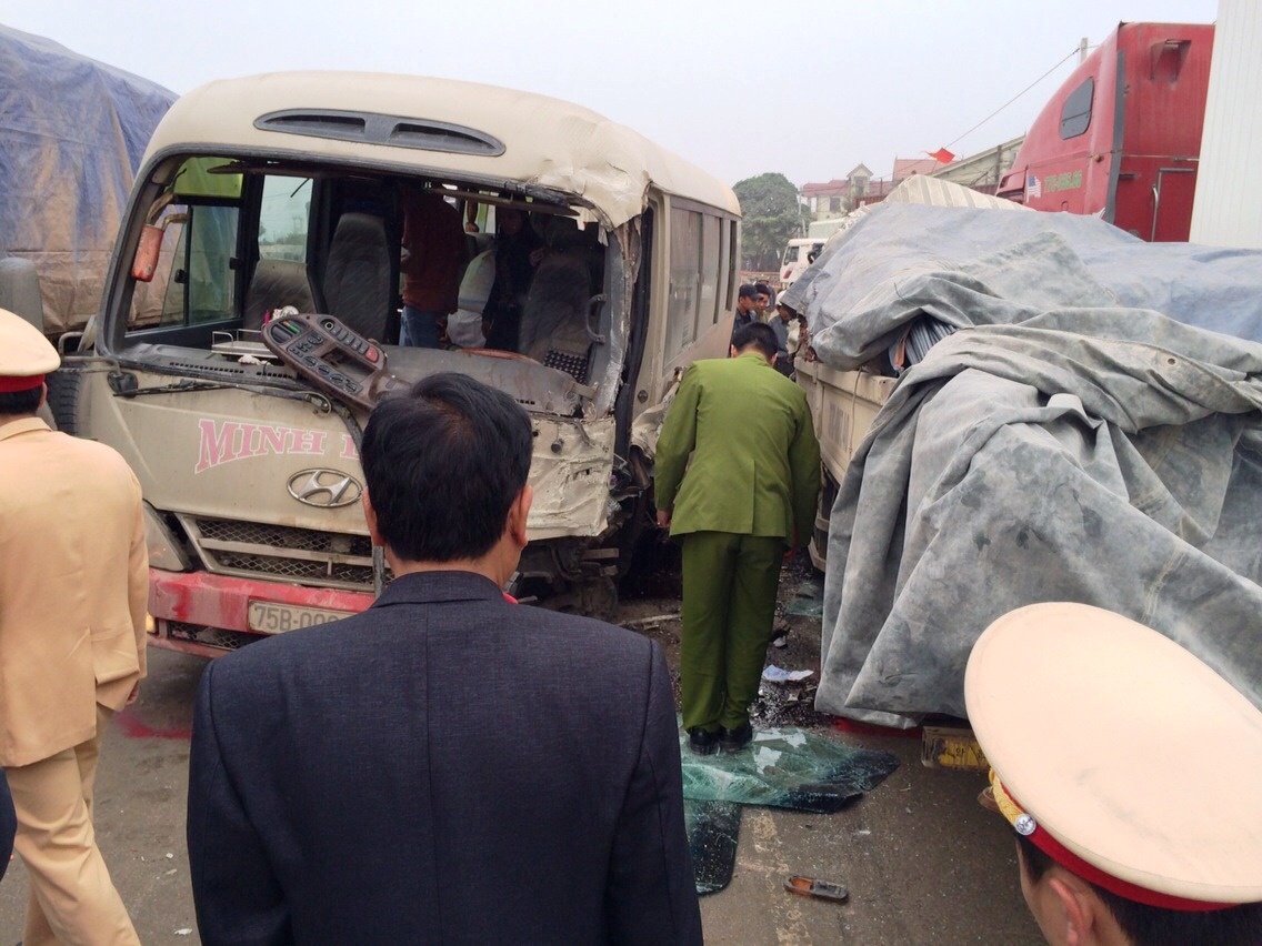 Xe khach dam xe tai, quoc lo 1A ach tac hon 10km hinh anh