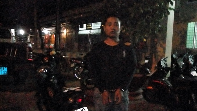 Giat day chuyen, vat lon voi canh sat hinh su hinh anh