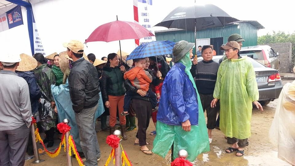 Nguoi dan doi mua xem le khoi cong cau Khe Ang hinh anh