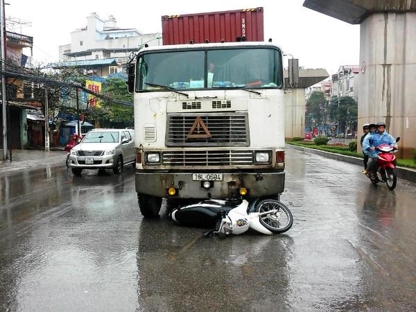 Video container huc do xe canh sat giao thong lam nhiem vu hinh anh
