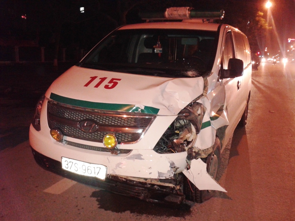 Xe cuu thuong dam xe may cho 3, thieu nu bi gay tay chan hinh anh