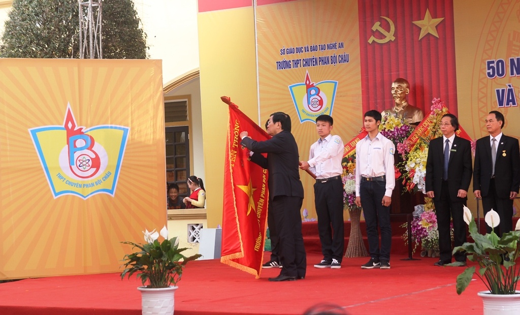 Truong chuyen Phan Boi Chau nhan danh hieu AHLD hinh anh