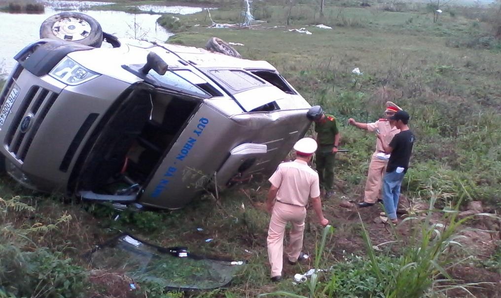 Xe cho doan van cong dam vach nui, 10 nguoi bi thuong hinh anh