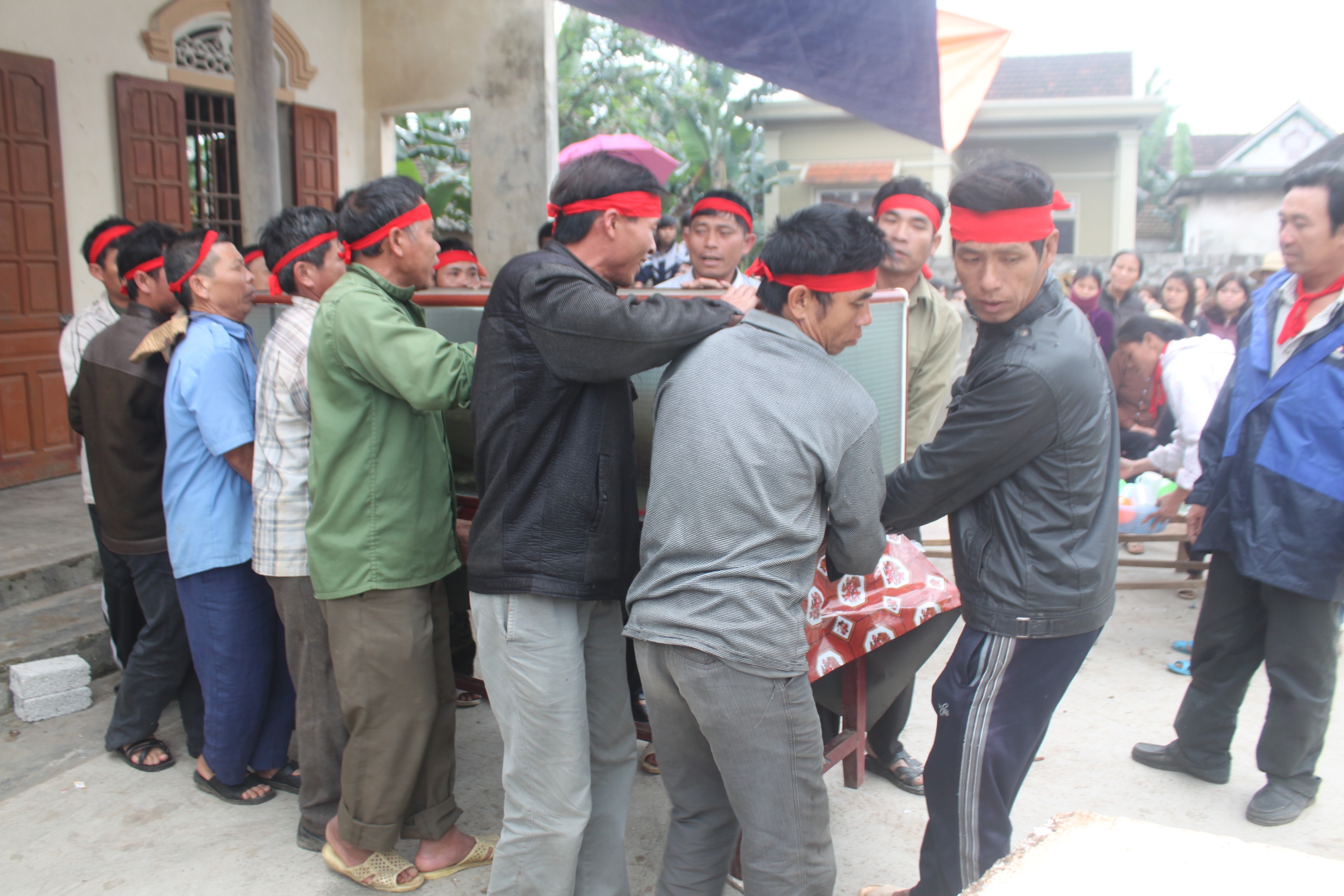 Hang tram nguoi deo khan tang lam le mai tang cho ca hinh anh