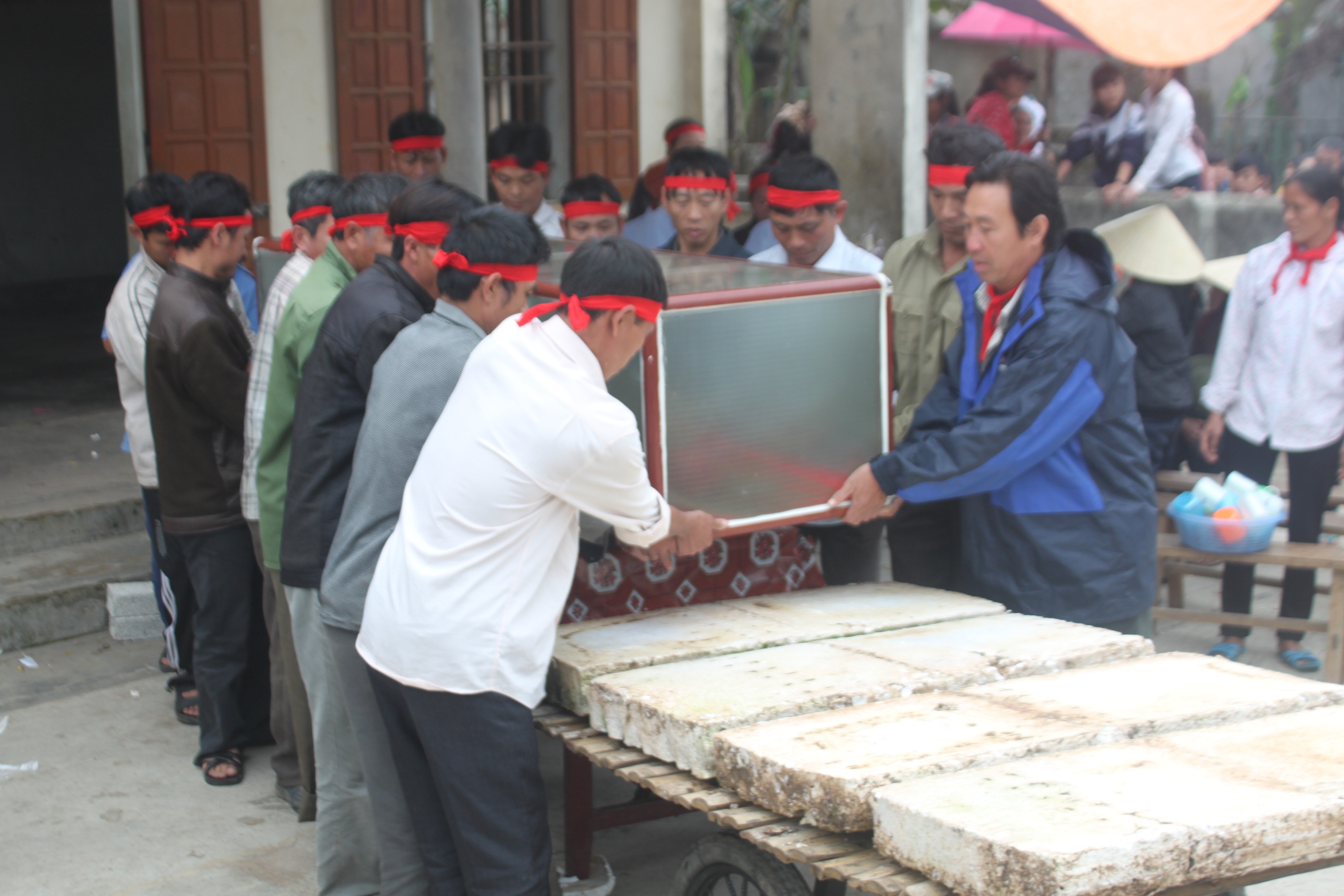 Nguoi dan deo khan tang tien ca voi troi dat vao bo hinh anh