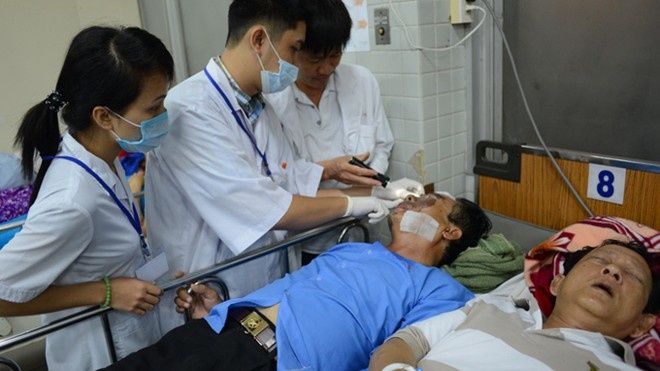 Khoi to thay giao tat axit vao 4 can bo lanh dao, giao vien hinh anh
