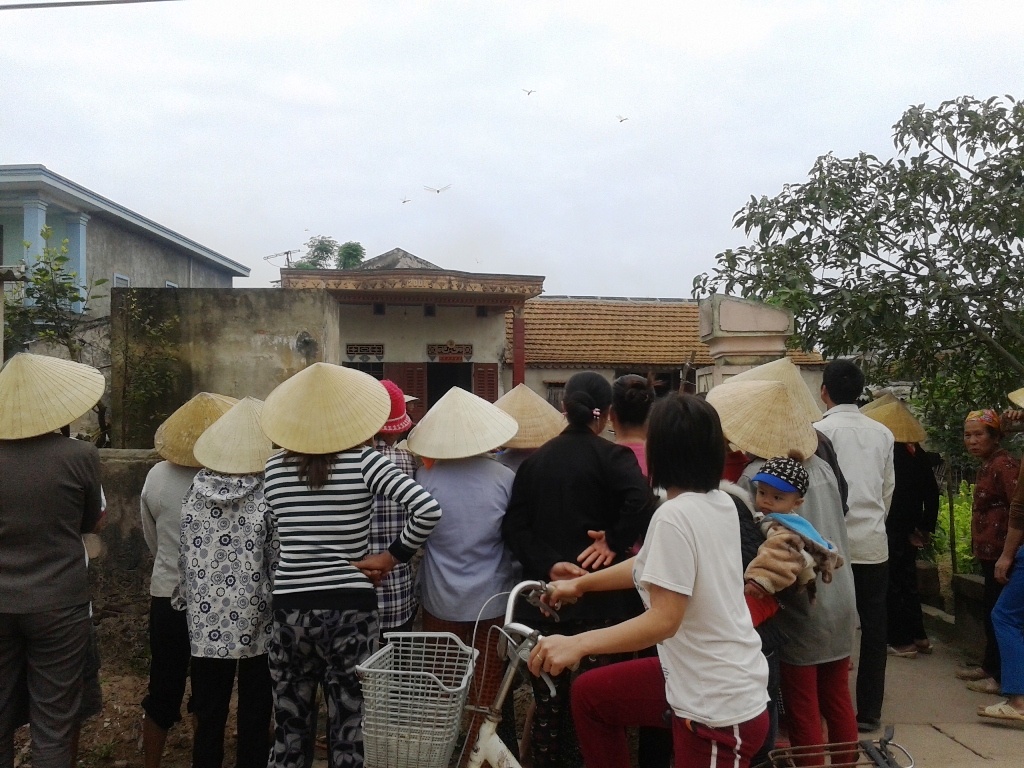 Nguoi dan ong treo co tu tu trong buong ngu hinh anh