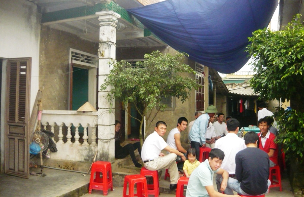 Người dân đến động viên, chia sẻ  mất mát với gia đình rất đông.