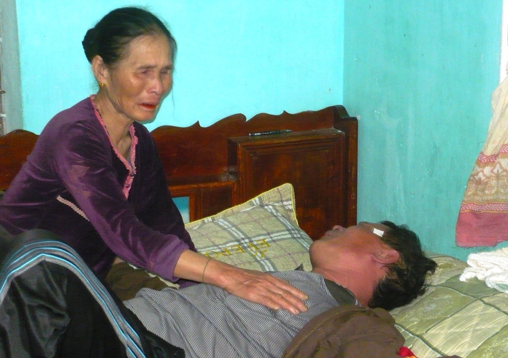 Anh Thông khóc ngất khi nhận hung tin vợ con mình nghi nhảy cầu Bến Thủy tự tử.