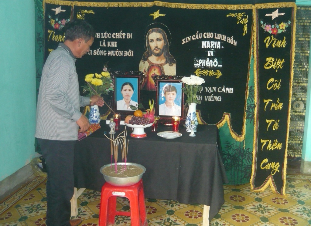 Bàn thờ hai mẹ con chị Sáng. 